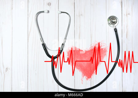 Medical stetoscopio e cuore rosso con cardiogram sulla scrivania. I concetti di salute Foto Stock