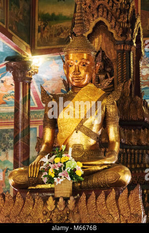 Oro statua del Buddha, santuario buddista in Wat Phnom tempio, Phnom Penh Cambogia Asia Foto Stock