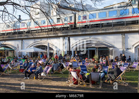 Gastronomia, beer garden e alla zona di Hackescher Markt, Berlino, Germania, treno, Foto Stock