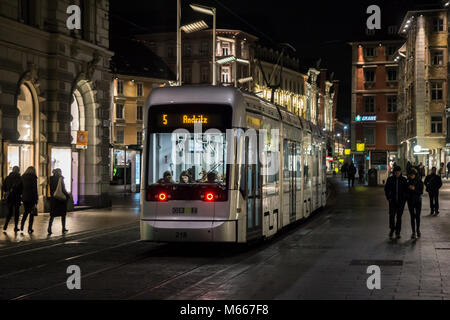Graz, Austria - 08.02.2018: moderno tram che passa attraverso le strette vie pedonali di Graz di notte Foto Stock