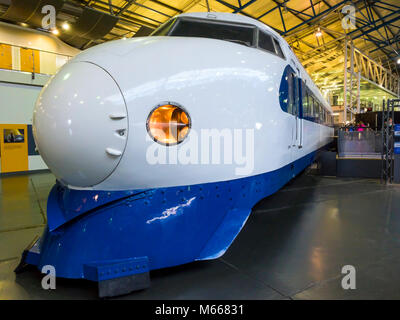 Unità di potenza di uno storico Shinkansen serie 0 ad alta velocità per i passeggeri del treno Ferrovie Giapponesi in mostra presso il Museo Nazionale delle Ferrovie York Inghilterra Foto Stock