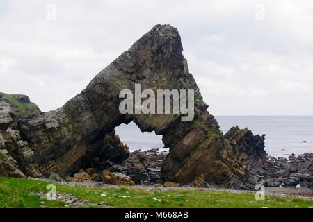 La cruna dell'ago, roccia naturale Arch la formazione di fori. Macduff, Aberdeenshire, NE LA SCOZIA, Regno Unito. In una Università Geologia Gita. Foto Stock
