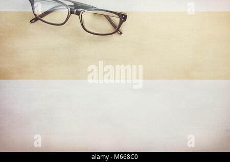 Coppia di occhiali incorniciati su una leggera superficie testurizzata - direttamente al di sopra di Foto Stock
