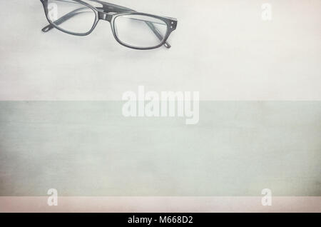 Coppia di occhiali incorniciati su una leggera superficie testurizzata - direttamente al di sopra di Foto Stock