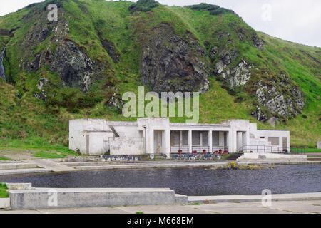 1929 abbandonato Art Deco Tarlair all'aperto Piscina. Macduff Beach, Aberdeenshire, Scotland, Regno Unito. Foto Stock