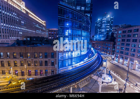 Chicago Downtown treno sentieri di luce nella città di notte Foto Stock