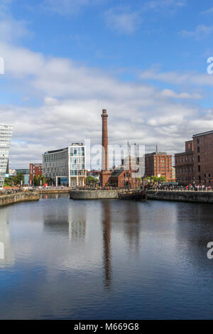 Vista su Albert Dock alla pompa House pub, Liverpool, Merseyside England, UK, Regno Unito Foto Stock