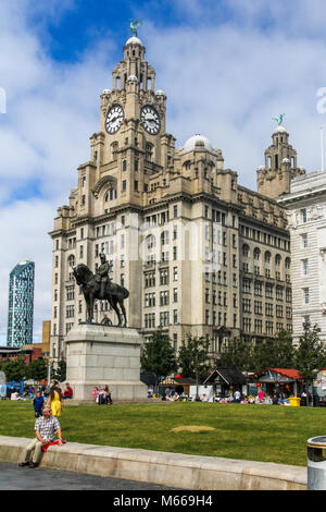 Statua di re Edoardo VII, Royal Liver Building,Liverpool, Merseyside England, UK, Regno Unito Foto Stock