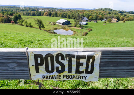 Virginia occidentale, Appalachia Nicholas County, Mt. Nebo,informazioni,messaggio,pubblicizzare,banner,annuncio,avviso,Posted Private property,farm,farm,farm, Foto Stock