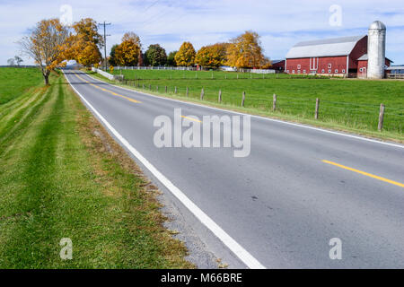 Lewisburg West Virginia, Appalachian Appalachia Allegheny Mountains, U.S. Highway Route 60, granaio rosso, edilizia, agricoltura, agricoltura, agricoltura, stoccaggio, rur Foto Stock