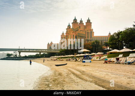 Dubai, Emirati Arabi Uniti - 24 Febbraio 2018: Atlantis hotel sul Palm Jumeirah island, vista dalla spiaggia, attrazione turistica in Dubai, regno Foto Stock