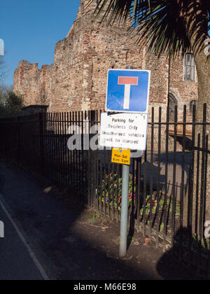 Cartello stradale parcheggio per residenti solo veicoli non autorizzati verranno serrate; essex; Inghilterra; Regno Unito Foto Stock