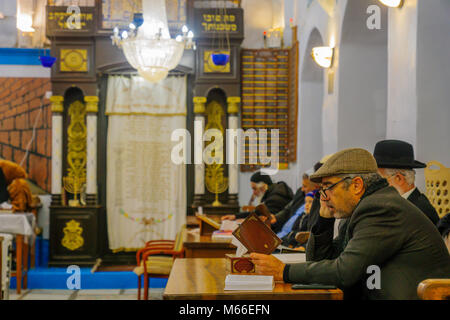 La SAFED, Israele - Feb 28, 2018: tradizionale festa di Purim (festa ebraica) nella vecchia sinagoga Abuhav con preghiere, alcuni in costumi, assistere ad una lettura di m Foto Stock