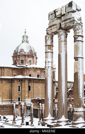 Una bella giornata di neve a Roma, Italia, 26 Febbraio 2018: una splendida vista di nevoso forum romano e la chiesa dei Santi Luca e Martina sotto la sn Foto Stock