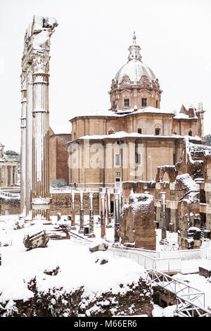 Una bella giornata di neve a Roma, Italia, 26 Febbraio 2018: una splendida vista di nevoso forum romano e la chiesa dei Santi Luca e Martina sotto la sn Foto Stock