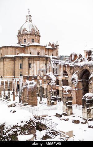 Una bella giornata di neve a Roma, Italia, 26 Febbraio 2018: una splendida vista di nevoso forum romano e la chiesa dei Santi Luca e Martina sotto la sn Foto Stock