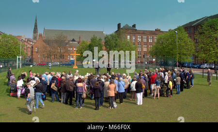 Aperto il venerdì santo servizio con croce Partick Pasqua, Glasgow, Regno Unito Foto Stock