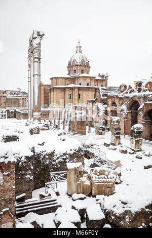 Una bella giornata di neve a Roma, Italia, 26 Febbraio 2018: una splendida vista di nevoso forum romano e la chiesa dei Santi Luca e Martina sotto la sn Foto Stock