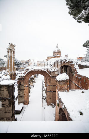 Una bella giornata di neve a Roma, Italia, 26 Febbraio 2018: una splendida vista di nevoso forum romano e la chiesa dei Santi Luca e Martina sotto la sn Foto Stock