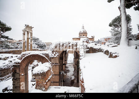 Una bella giornata di neve a Roma, Italia, 26 Febbraio 2018: una splendida vista di nevoso forum romano e la chiesa dei Santi Luca e Martina sotto la sn Foto Stock