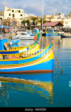 Luzzu barche di pescatori di Marsaxlokk - Malta Foto Stock