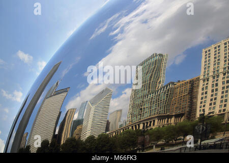 Riflessioni sullo skyline di Chicago nel fagiolo di Chicago Illinois Foto Stock