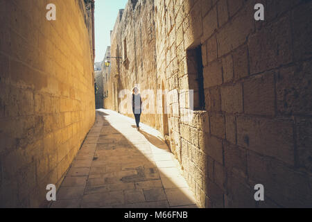Strette stradine della vecchia Mdina. Passeggiate turistiche. Tipica architettura a Malta Foto Stock