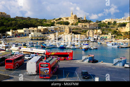 A Gozo, Malta. La seconda isola per dimensioni in Malta. La vista del porto con il vecchio cit e cattedrale nel retro. Il tramonto. Foto Stock