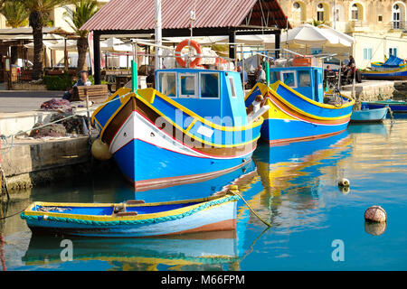 Marsaxlokk famose barche da pesca chiamato Luzzu - Malta Foto Stock