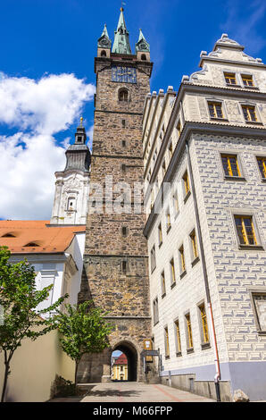 Klatovy, Repubblica Ceca - Southside vista della Chiesa dei Gesuiti dell Immacolata Concezione della Vergine Maria e di San Ignazio di Loyola, Torre Nera e il Vecchio Municipio. Foto Stock