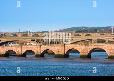 Berwick upon Tweed ponti, vista di tre ponti che attraversano il Tweed a Berwick upon Tweed: Ponte Vecchio,Royal Tweed Bridge,Royal ponte di confine,Inghilterra. Foto Stock