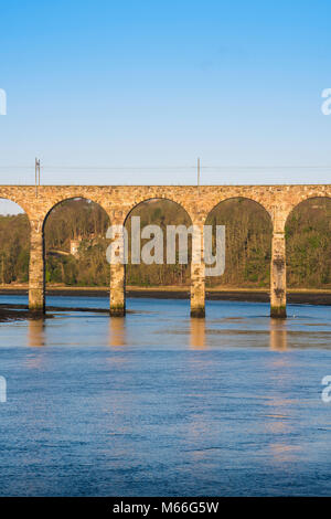 Il Royal ponte di confine disegnato da Robert Stephenson (1850) che ricoprono il Tweed vicino al confine della città di Berwick upon Tweed, Northumberland,l'Inghilterra, Regno Unito Foto Stock