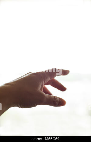 Donna di mano protesa Foto Stock