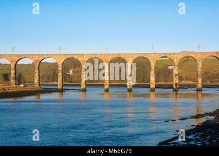 Il Royal ponte di confine disegnato da Robert Stephenson (1850) che ricoprono il Tweed vicino al confine della città di Berwick upon Tweed, Northumberland,l'Inghilterra, Regno Unito Foto Stock