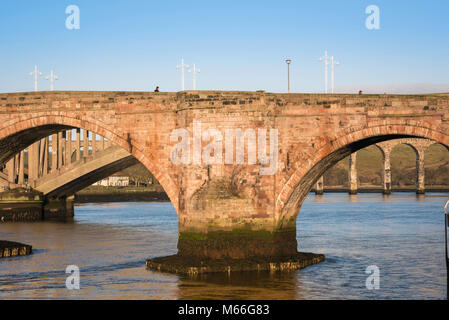 Dettaglio del vecchio ponte (XVII secolo) che ricoprono il Tweed con la Royal Tweed e Royal ponti di confine visibile dietro, Berwick upon Tweed, Inghilterra Foto Stock