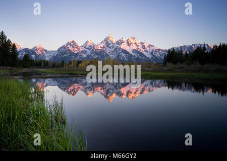 Teton Mountain Range Reflection a Snake River, Wyoming, Stati Uniti Foto Stock