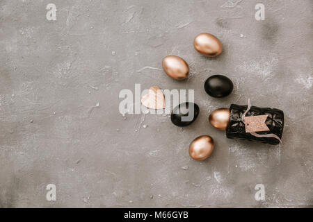 Oro e nero uovo di pasqua decorazioni Foto Stock