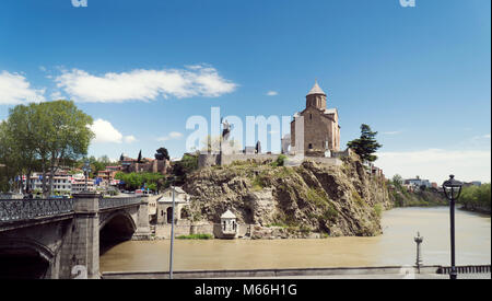 Vista la statua del re Gorgasali e Cattedrale di Metekhi Foto Stock