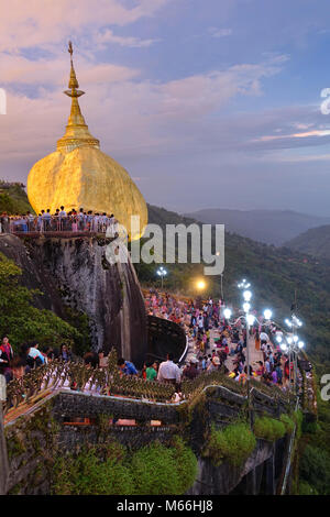 Kyaikhtiyo, Birmania - 15 Ottobre 2016: Kyaiktiyo pagoda, Golden rock in Myanmar. Foto Stock