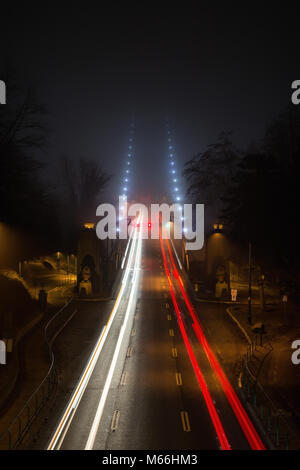 Notte Vista aerea del traffico a guidare oltre il famoso punto di riferimento, il Ponte Lions Gate, Stanley Park e il centro di Vancouver, British Columbia, Canada. Foto Stock