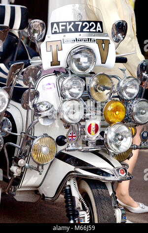 1965 Lambretta TV 175 classic scooter un vero Mod modalità di trasporto addobbato con carichi di specchi e faretti Foto Stock