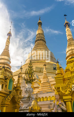 Shwedagon pagoda in Yangon, Myanmar. Foto Stock