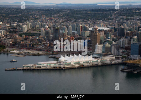 Vancouver, British Columbia, Canada - 15 settembre 2017 - vista aerea del centro città, Vancouver Lookout e Canada Place. Foto Stock