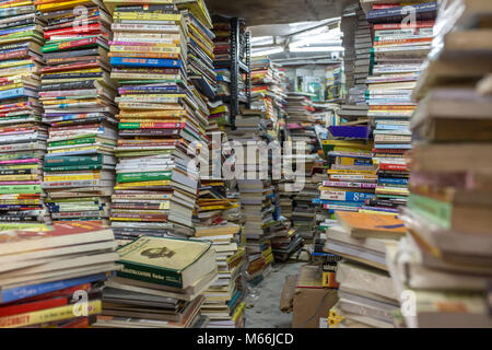 Kolkata, India - 1 Agosto 2017: molti libri in ordine caotico nel bookstore di Calcutta, in India. Foto Stock