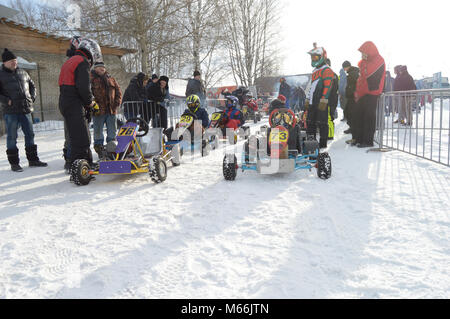 Kovrov, Russia. 7 febbraio 2016. Inverno competizioni karting nel complesso sportivo Motodrom. I piloti si stanno preparando andare in pista Foto Stock