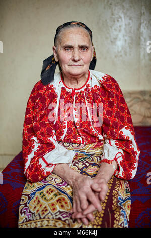 Vecchia donna rumena in costume tradizionale Foto Stock
