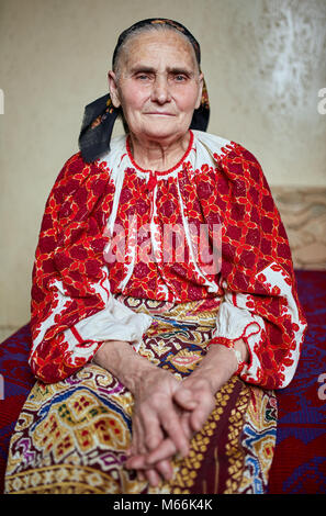 Vecchia donna rumena in costume tradizionale Foto Stock