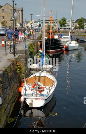 Barche lungo la banchina a Galway City, Irlanda Foto Stock