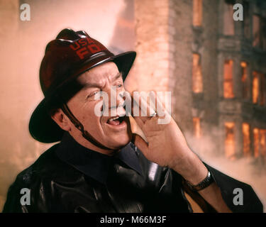 Anni Cinquanta anni sessanta uomo FIREMAN FIREFIGHTER urla con combustione edificio in background - kf5866 HAR001 HARS PROFESSIONE chiamando pompiere nostalgia di mezza età urla uomo di mezza età 45-50 anni 50-55 anni vigile del fuoco SKILL occupazione competenze struttura testa e spalle avventura protezione pericolose coraggio carriere eccitamento composito leadership occasione rischioso per i vigili del fuoco di comunicare le persone occupazioni YELL VIGILI DEL FUOCO INCENDI MASCHI SLICKER etnia caucasica dei vigili del fuoco di occupazioni in vecchio stile persone Foto Stock