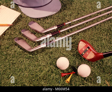 Anni sessanta golf ancora vita ingranaggio GOLF TEES BALLSR CLUBS FERRI DA STIRO DRIVE HAT punteggio delle carte EQUIPAGGIAMENTO SU SFONDO DI ERBA - kg1873 HAR001 HARS TEES Foto Stock